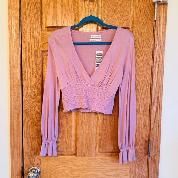 Urban Outfitters Women's Pink Rose Cropped V-Neck Blouse Size M NWT - Picture 2 of 9